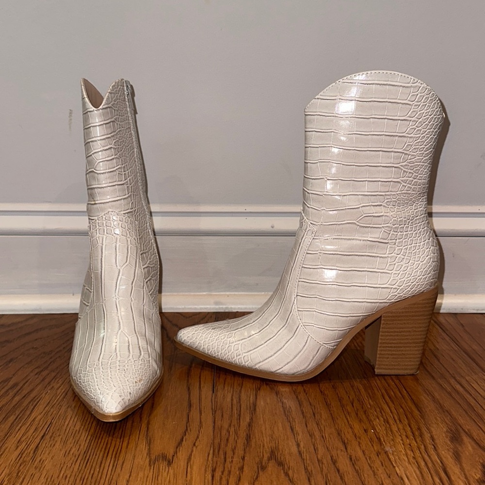 NEVER WORN white snakeskin pointed booties. Size 7